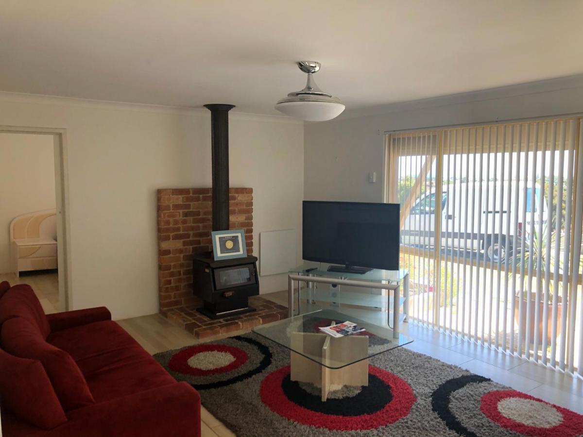 Relaxed Ocean View Villa Mandurah Exterior photo